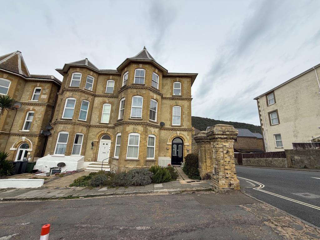 Lot: 155 - FLAT FOR INVESTMENT OR OCCUPATION - View of the front of the building